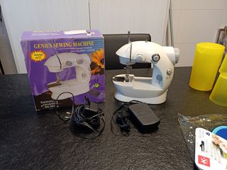 Mini máquina coser Genius. Se entrega en mano.