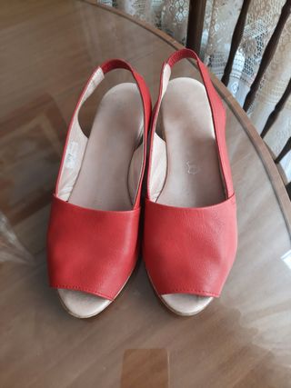Sandalias rojas de cuña