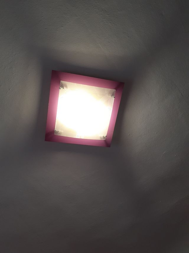 Lámpara de techo en perfecto estado.