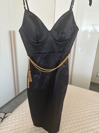 Vestito nero elegante con cintura