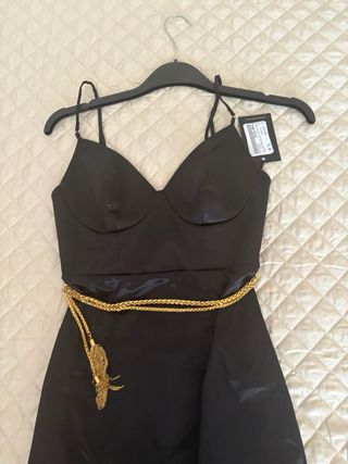Vestito nero elegante con cintura
