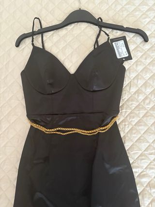 Vestito nero elegante con cintura
