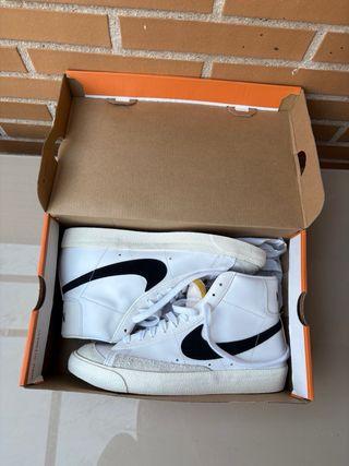 Zapatillas Nike Blazer Mid '77 blancas y negras
