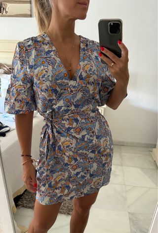 Vestido Kiabi azul estampado con etiqueta