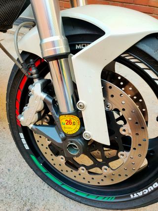 Ducati Monster 696 blanca