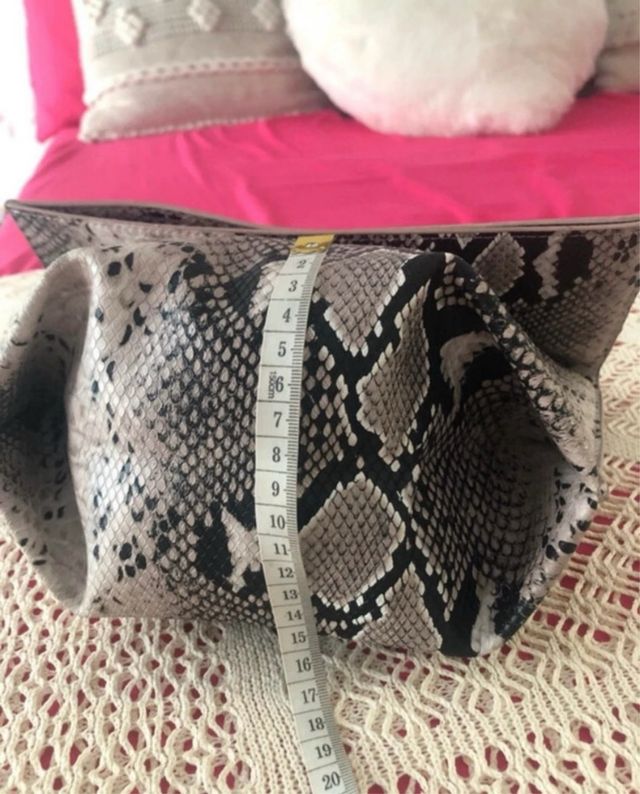 Bolso ASOS sobre serpiente