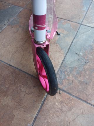 Patinete plegable con ruedas grandes y patilla.