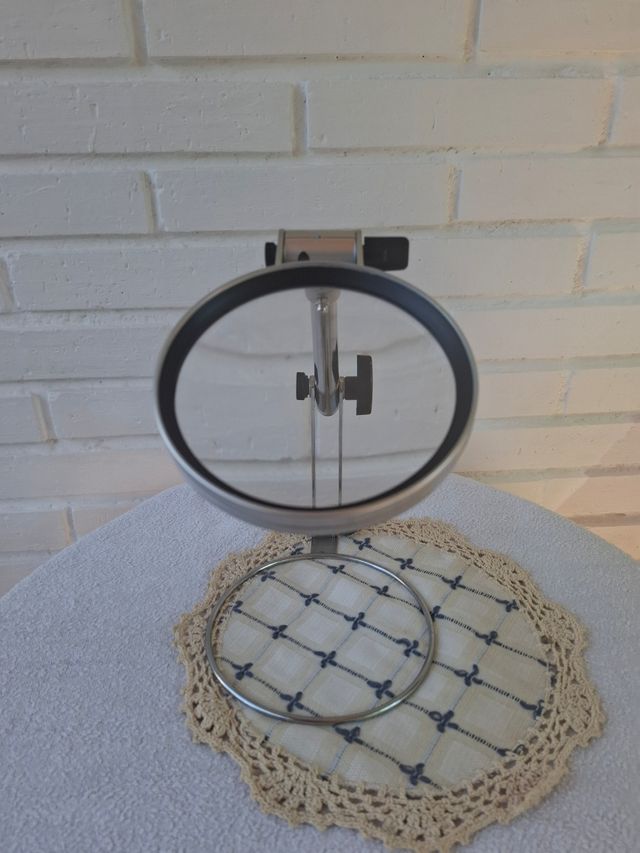 Lupa de mesa con soporte