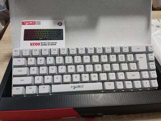 Teclado mecánico Gamer RGB de 68 teclas.