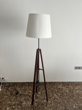 Lámpara trípode madera blanca
Recoger a domicilio