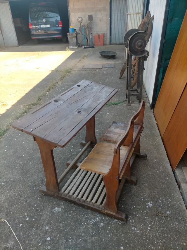 Pupitre escolar antiguo de madera