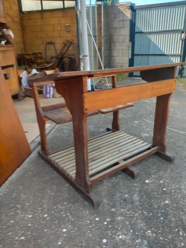 Pupitre escolar antiguo de madera