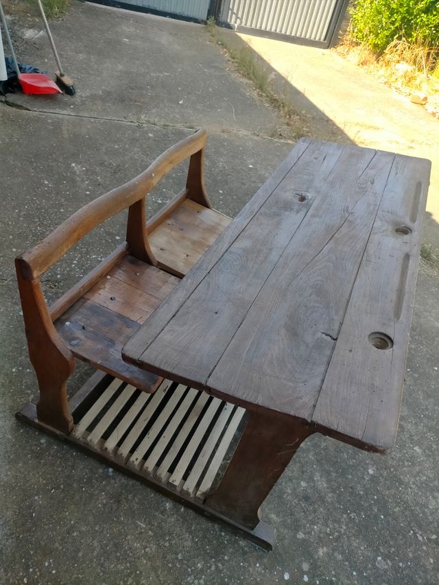 Pupitre escolar antiguo de madera