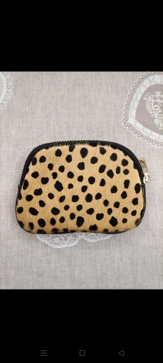 Portamonete a pochette maculata e nera similpelle