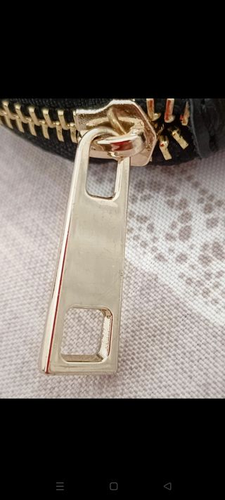 Portamonete a pochette maculata e nera similpelle