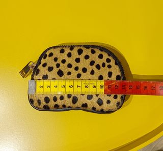 Portamonete a pochette maculata e nera similpelle