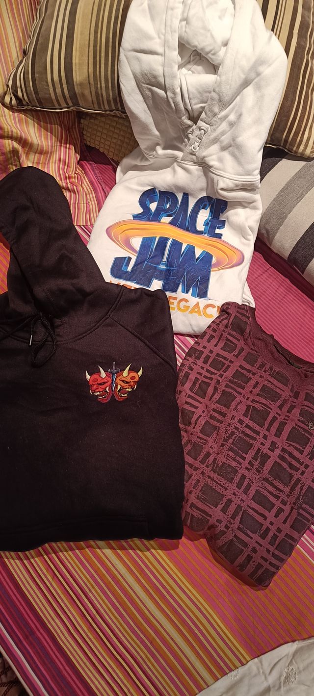 Sudaderas negras y blanca