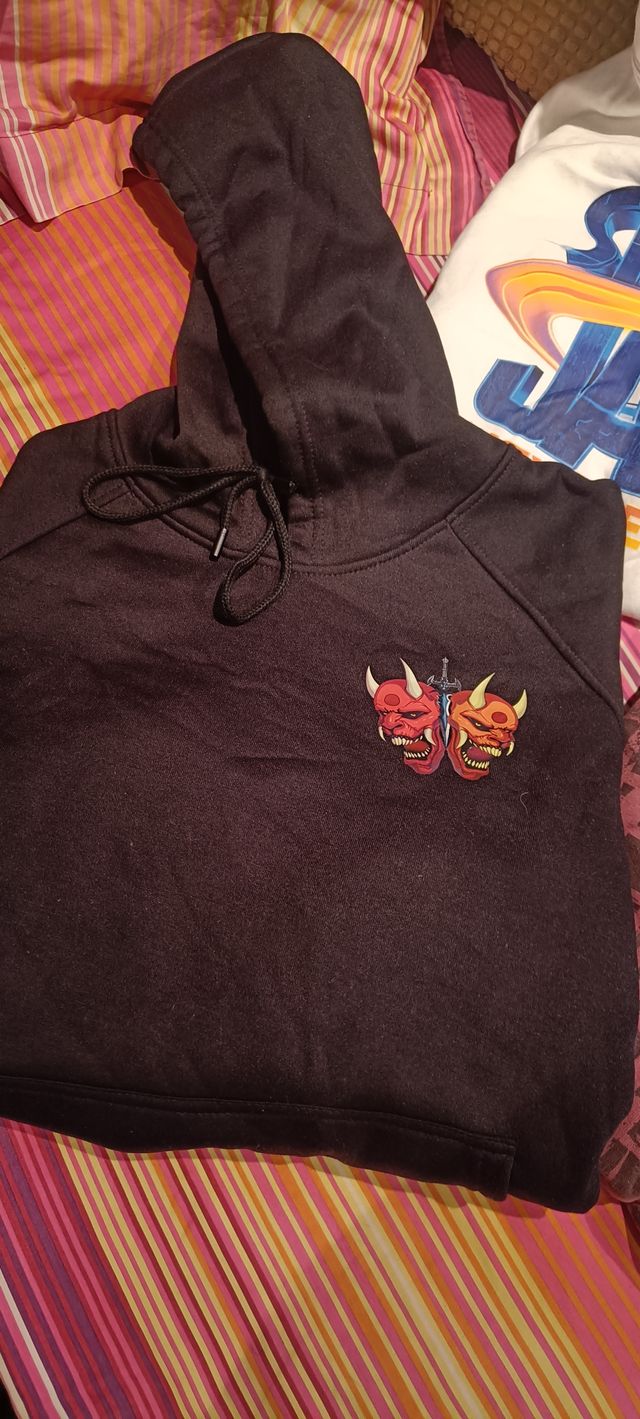 Sudaderas negras y blanca