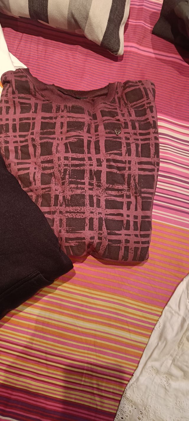 Sudaderas negras y blanca