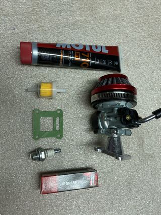 Kit Carburador Mini Quad: Filtro, Bujía y aceite.
