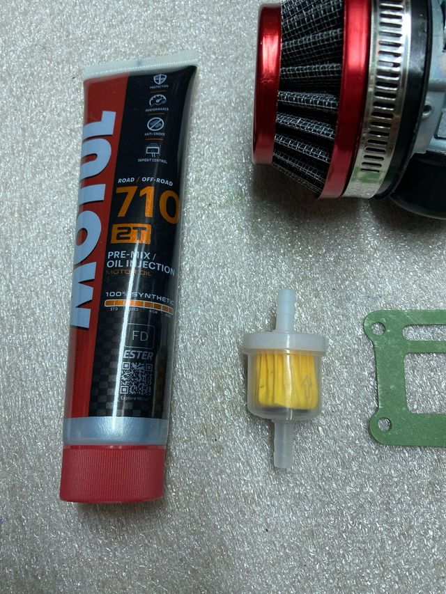 Kit Carburador Mini Quad: Filtro, Bujía y aceite.