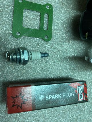 Kit Carburador Mini Quad: Filtro, Bujía y aceite.