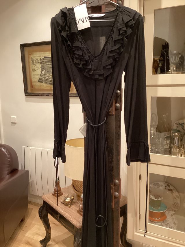 Vestido midi Zara negro volantes