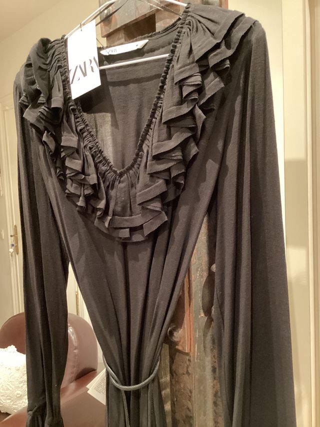 Vestido midi Zara negro volantes