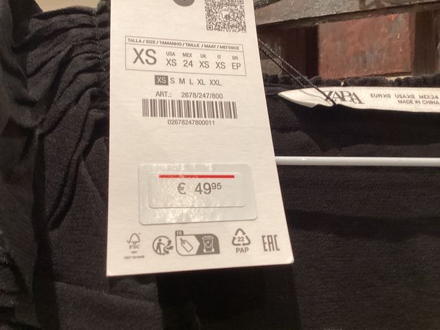 Vestido midi Zara negro volantes