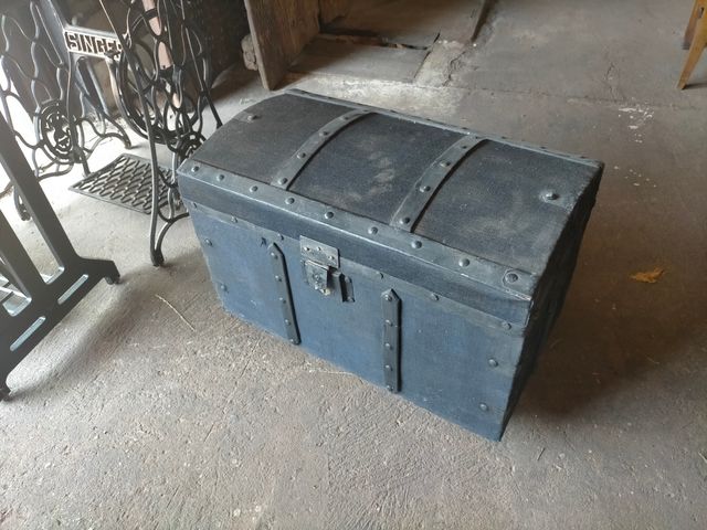 Baúl antiguo de metal y tela