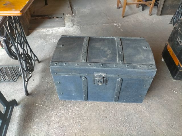 Baúl antiguo de metal y tela