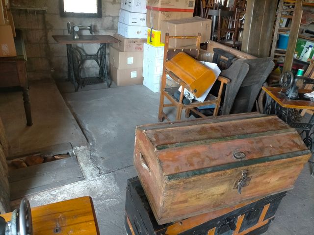 Baúl antiguo de metal y tela