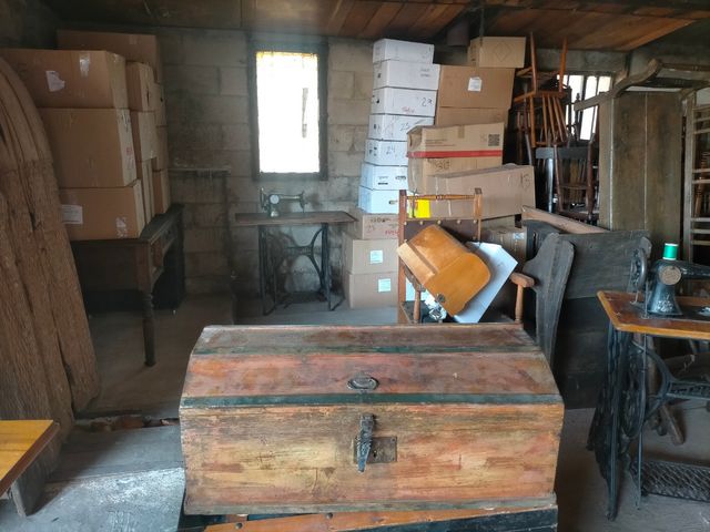 Baúl antiguo de metal y tela