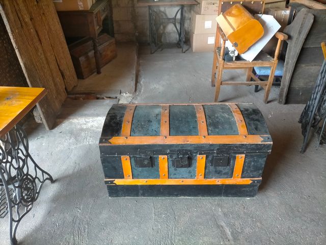 Baúl antiguo de metal y tela