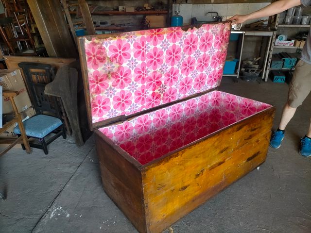 Baúl antiguo de metal y tela