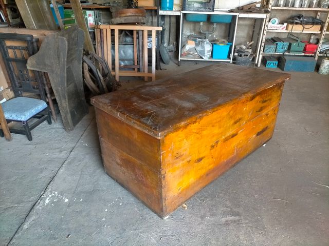 Baúl antiguo de metal y tela