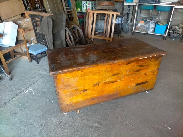 Baúl antiguo de metal y tela