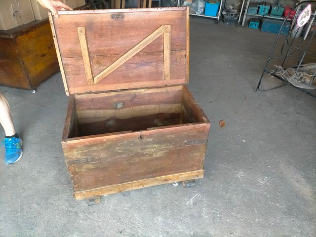 Baúl antiguo de metal y tela