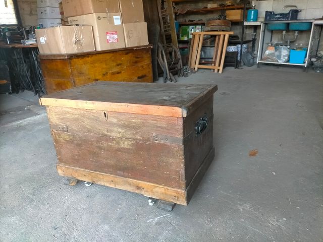 Baúl antiguo de metal y tela