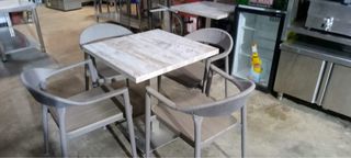 Mesa+4 sillas; Gris y blanco