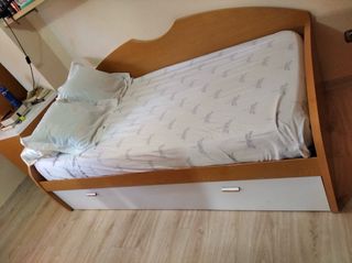 Cama nido de madera con escritorio y muebles