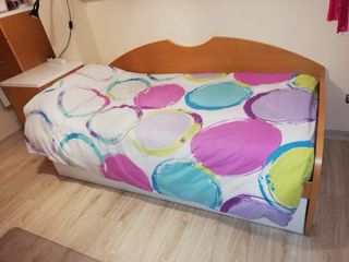 Cama nido de madera con escritorio y muebles