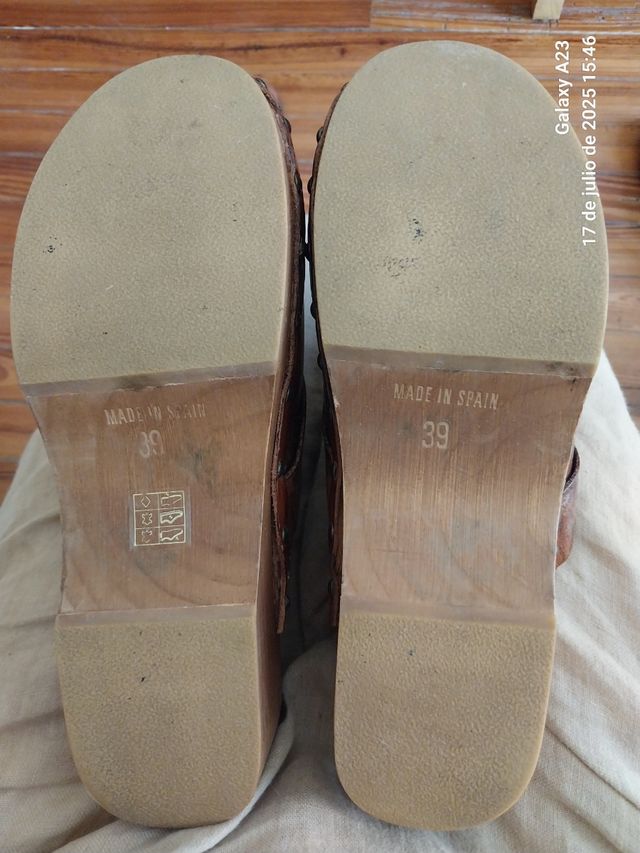 Zuecos piel y madera.