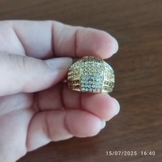 Anillo dorado con piedras multicolor