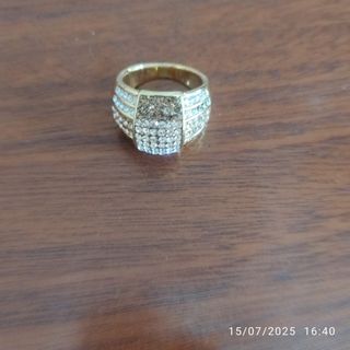 Anillo dorado con piedras multicolor