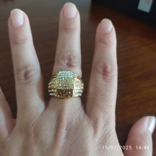 Anillo dorado con piedras multicolor