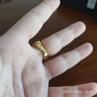 Anillo dorado con piedras multicolor