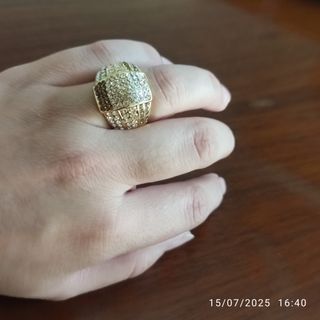 Anillo dorado con piedras multicolor