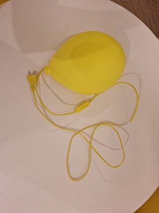 Lámpara globo IKEA amarilla
