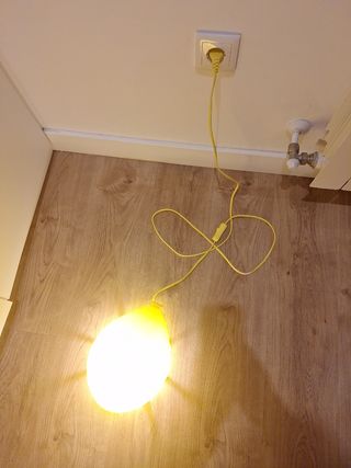 Lámpara globo IKEA amarilla